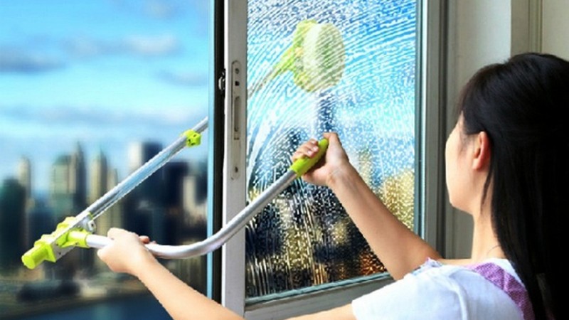 Cách vệ sinh cửa kính bị cặn canxi tại nhà hiệu quả